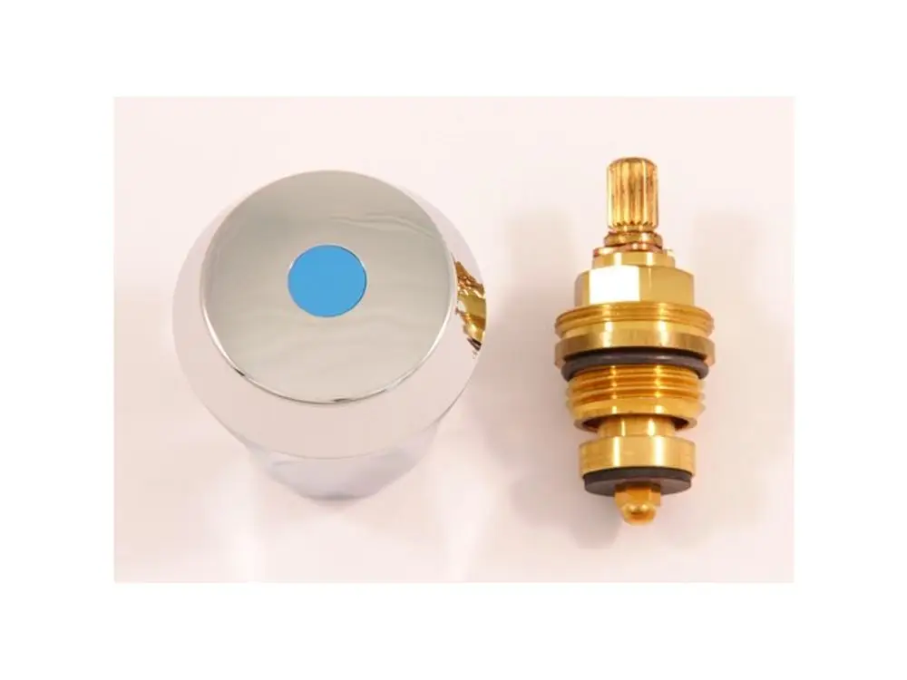 Oberteil für eine Armatur in Chrom-Optik von Ideal Standard, mit einem blauen Element auf der Oberseite und einem goldfarbenen Ventilgehäuse daneben.